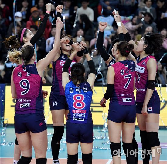 [포토]흥국생명, '현대건설 꺾고 승리의 세리머니'