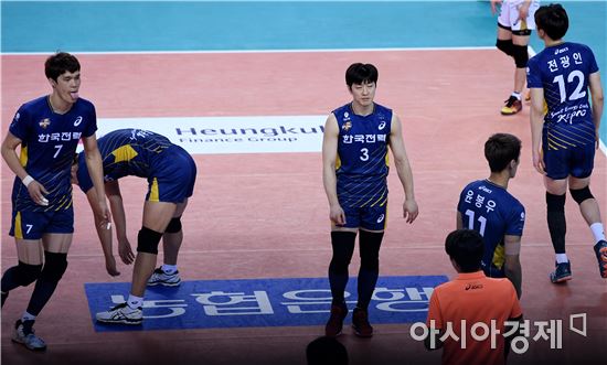 [포토]한국전력 강민웅, '나홀로 민소매'