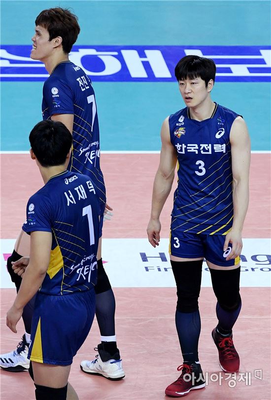 [포토]한국전력 강민웅, '사상 초유의 유니폼 헤프닝'