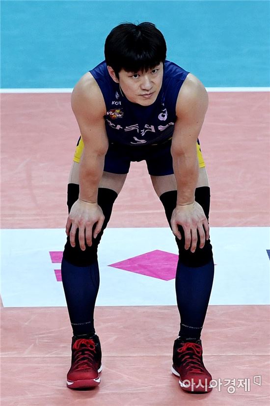 [포토]한국전력 강민웅, '부정 유니폼으로 퇴장'