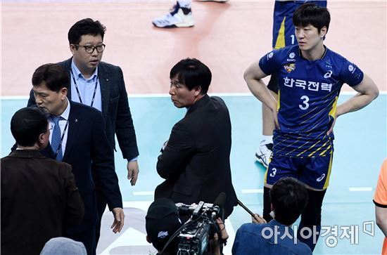 [포토]'유니폼 헤프닝' 강민웅, '반팔 유니폼으로 갈아입었지만…'