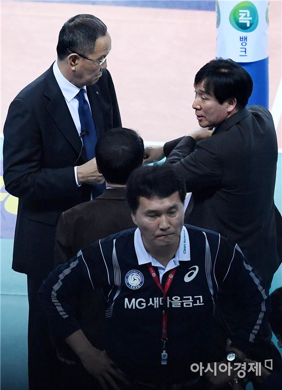 [포토]부정 유니폼으로 설전하는 박기원-신영철 감독