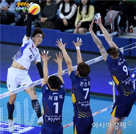 [포토]김학민, '공습 경보 울렸어!'