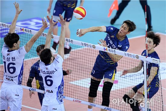 [포토]스파이크 공격하는 윤봉우