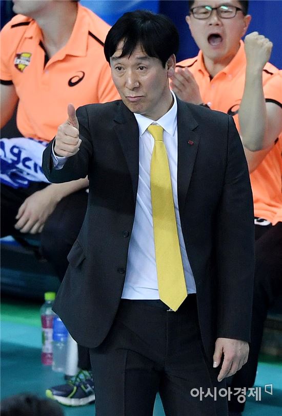 [포토]신영철 감독, '선수들 향해 엄지척'