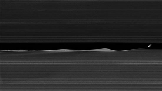 ▲다프니스는 토성의 고리와 고리 틈을 공전하고 있다.[사진제공=NASA]