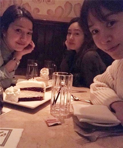 왼쪽부터 핑클의 전 멤버 이진, 성유리, 옥주현/사진=옥주현 인스타그램 캡처