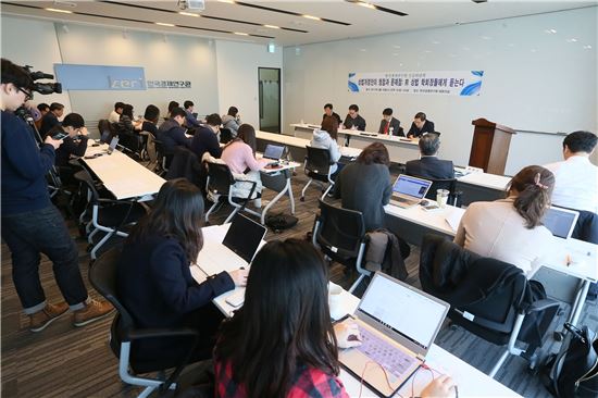 한국경제연구원은 15일 오후 대회의실에서 '상법개정안의 쟁점과 문제점 : 前 상법 학회장들에게 듣는다' 긴급 좌담회를 개최했다.[사진=한경연]