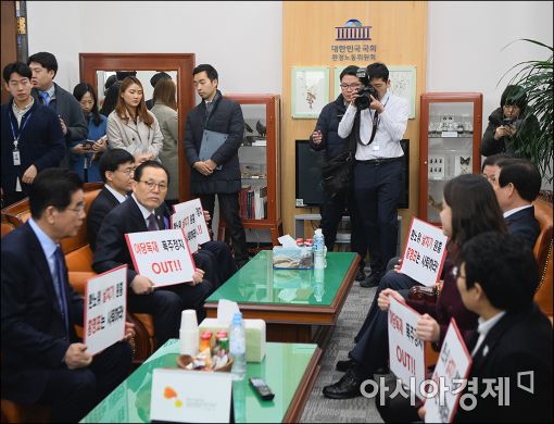 [포토]국회 환노위 위원장실 점거한 자유한국당