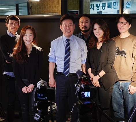 이재명 성남시장(왼쪽에서 세 번째)과 작가 겸 방송인 손미나(왼쪽에서 다섯 번째)/사진=손미나 인스타그램 캡처