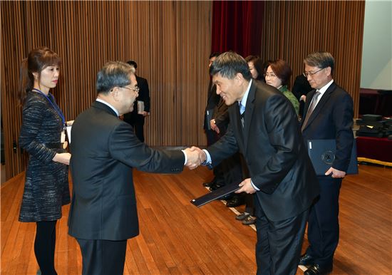 이재정교육감 교장·교육전문직원 292명에 '임명장'