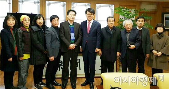 김성 장흥군수와 수원문인협회원들과 기념사진을 촬영하고 있다.