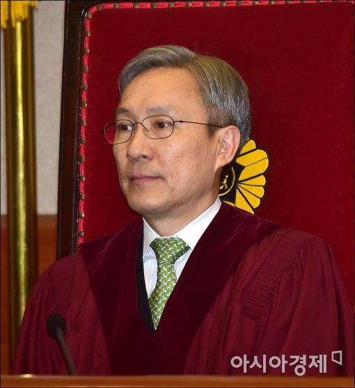[포토]대심판정 들어서는 강일원 재판관