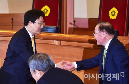 [포토]인사 나누는 권성동·이동흡