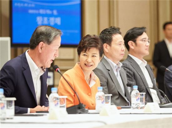 박근혜 대통령이 2015년 7월 24일 오전 창조경제혁신센터장 및 지원기업 대표 간담회에 참석하고 있다. 왼쪽 첫번째 허창수 전경련 회장, 박 대통령의 오른쪽 두번째에 이재용 삼성전자 부회장이 자리하고 있다.  