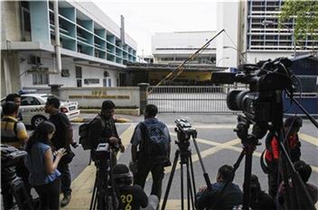 ▲16일(현지시간) 김정남씨 시신이 안치된 쿠알라룸푸르 종합병원 앞에서 취재중인 기자들(사진=AP연합뉴스)