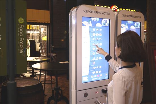 손가락으로 스크린 '톡톡'…말없이 주문하는 '무인시스템' 시대