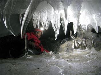 ▲에런 커티스 박사가 남극 동굴에서 여러 가지 실험을 하고 있다.[사진제공=NASA]