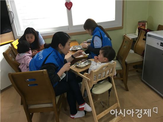 롯데리아 샤롯데 봉사단이 16일 대전에 위치한 홀트아동복지회 미혼한부모 시설 ‘아침뜰’에서 아기돌보미 봉사 활동을 하고 있다