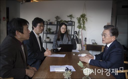 문재인 더불어민주당 전 대표가 17일 서울 마포구 상수역 근처의 한 카페에서 정완주 정치부장(왼쪽) 등 아시아경제 정치부 기자들과 단독 인터뷰를 하고 있다. 