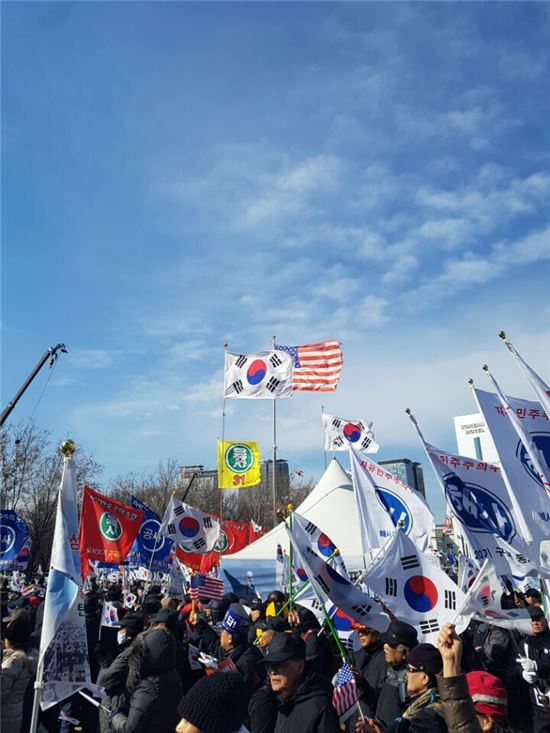 지난 18일 서울 광화문 일대에서 열린 태극기 집회
