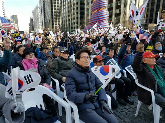 태극기 업은 與 대선주자·친박…"우리가 대한민국 지켜야"