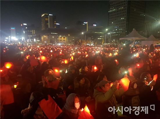 "탄핵반대 집회 불구 '촛불'이 여전히 대세" 
