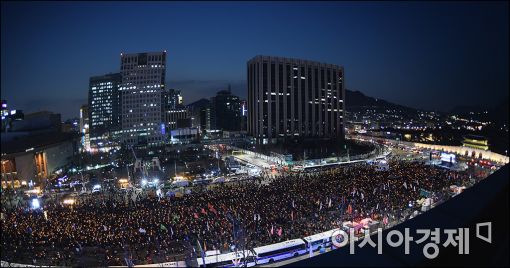 [16차 촛불집회]추위 속 84만 촛불 "朴 레드카드"…화난 맞불 "김정은이 배후"(종합)
