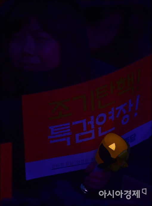 [포토]특검연장 소망 밝히는 촛불