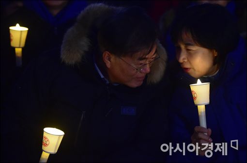 [포토]촛불로 만난 문재인·추미애