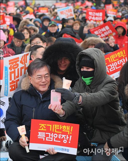 [포토]지지자들과 사진찍는 문재인