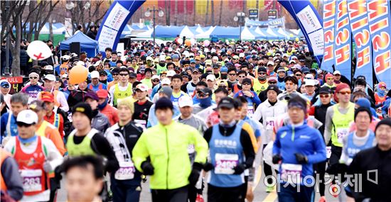 [포토]힘차게 출발하는 마라톤 참가자들