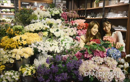 [포토]아이파크백화점, 화려한 '인테리어 꽃' 선뵈
