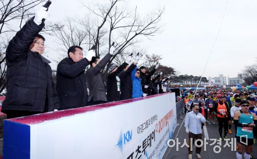 최영범 아시아경제 사장(맨 왼쪽)이 스포츠투데이 2017 챌린지레이스 출발을 알리고 있다.[사진=김현민 기자]