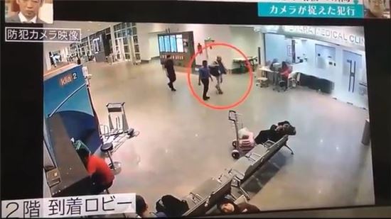 공항 경찰과 함께 클리닉센터로 걸어가는 김정남. 사진=후지TV 유튜브 영상 캡처
