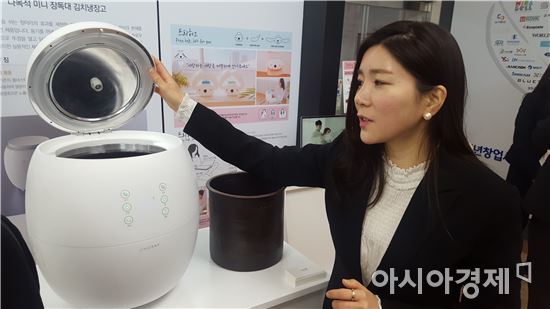 장독대 김치냉장고를 개발한 김소영 지호락 대표가 제품을 설명하고 있다.