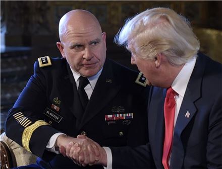 미국 새 안보보좌관에 임명된 H.R.맥마스터(왼쪽) 육군 중장과 도널드 트럼프 대통령이 악수하고 있다. (사진=AP연합)