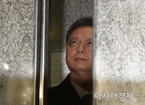 검찰 "우병우 사건 수사중…관련자 5人 참고인 소환"