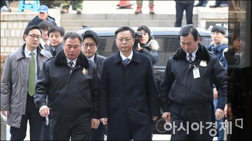 [포토]법원청사 들어가는 우병우 전 민정수석