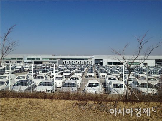 지난 2월 18일 찾은 경기도 평택항 아우디폭스바겐코리아 PDI(출고전 차량 점검)센터에는 약 2만대의 아우디, 폭스바겐 차량이 보관 돼있다.(사진=기하영 기자)