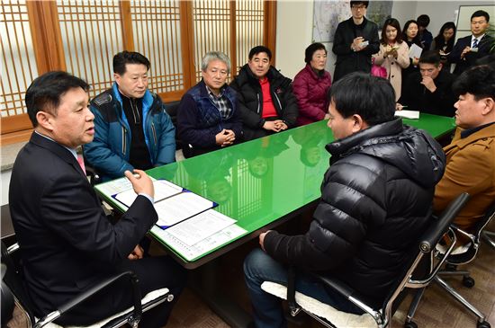 도태호 수원시 제2부시장이 화성 화옹지구 주빈들과 군공항 이전에 대해 이야기를 하고 있다. 