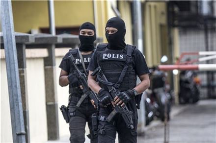 김정남 시신이 안치된 쿠알라룸푸르 병원 주변에 무장경찰들이 삼엄한 경비를 펼치고 있다.(사진=EPA연합)