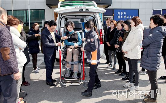 [포토]광주동구, 앰뷸런스 응급장비 및 장치 교육 실시    