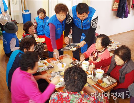 광주광산구 어룡동 바르게살기위, 어르신들에 육개장 봉사 