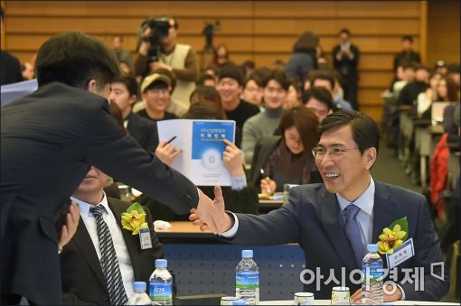 [포토]참석자들과 인사 나누는 안희정 지사