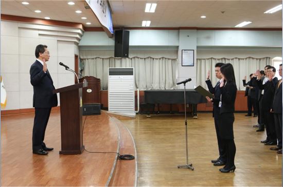 종로구 직원이 김영종 종로구청장(왼쪽)에게 청렴서약서를 낭독하고 있다. 