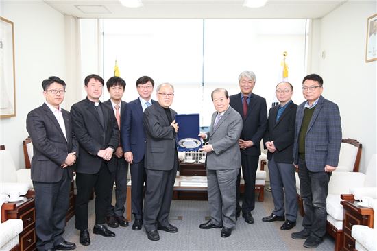박홍섭 마포구청장(오른쪽 세번째)가 박종구 서강대 총장(왼쪽 네번째)에게 감사패를 주고 있다.