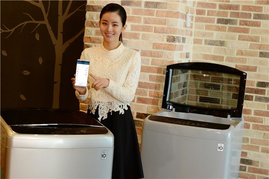 LG전자 모델이 서울 여의도 LG 트윈타워에서 '블랙라벨 플러스'를 소개하고 있다. 이 제품은 통돌이 세탁기 가운데 국내 최초로 무선랜을 적용해 다양한 스마트 기능을 탑재한 것이 특징이다.