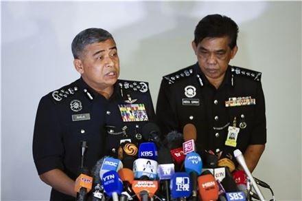 칼리드 아부 바카르 말레이시아 경찰청장(왼쪽)이 김정남 암살 사건과 관련한 중간 수사결과를 발표하고 있다. (사진=AP연합)