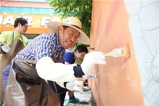 지난해 5월 20일 현대산업개발 임직원들이 용산구 이태원동에서 실시한 벽화그리기 사회공헌활동에 참여했다.